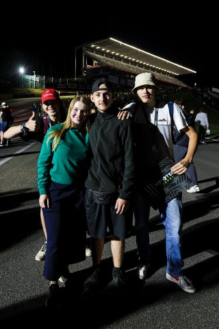 Fans night track walk | SRO/JEP