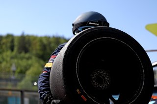 Mechanics in the pit lane | SRO / JEP