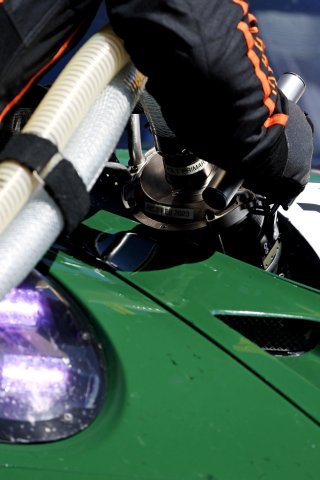 Mechanics in the pit lane | SRO / JEP