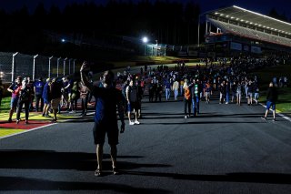 Fans night track walk | SRO/JEP