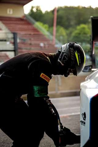 A mechanic in the pit lane | SRO/JEP