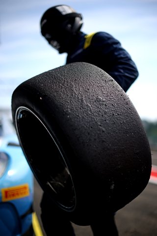 A mechanic in the pit lane | SRO / JEP